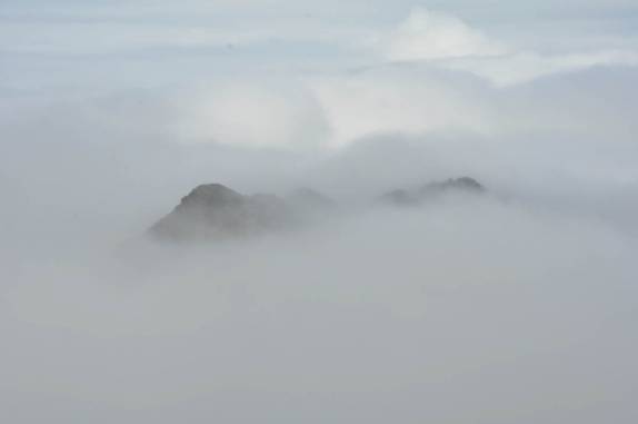 Topos de montanha parecem ilhas no meio das nuvens no canyon Monte Negro em São José dos Ausentes - RS